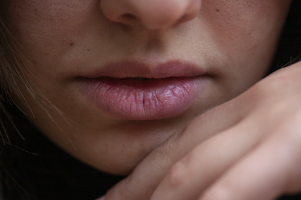 Trendy w makijażu ust: Nowości wśród pomadek i efektowne kolory